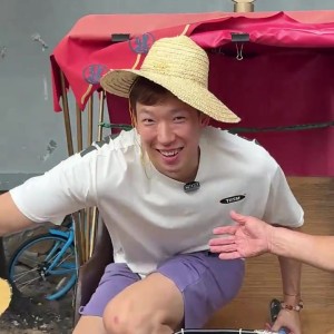 到后海游玩！周琦坐三轮车&amp;学习歇后语：盖了帽儿了 嘿